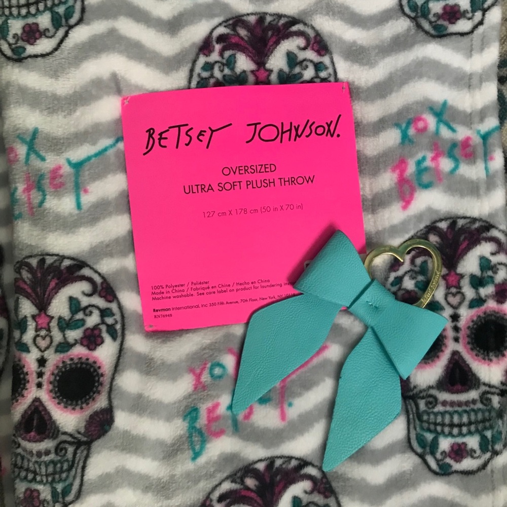 NWT Betsey Johnson Throw Skull Candy Chevron Gray - Picture 2 of 4